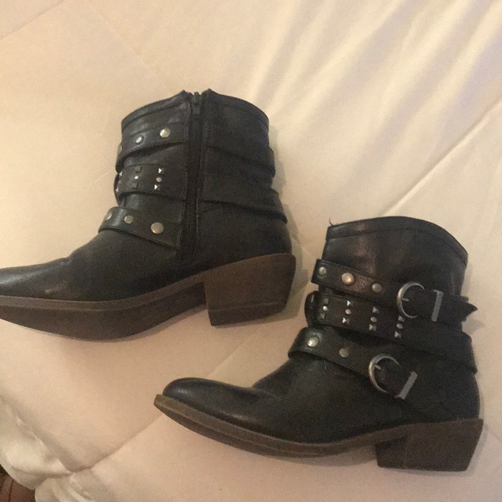 Black boots with buckle detail